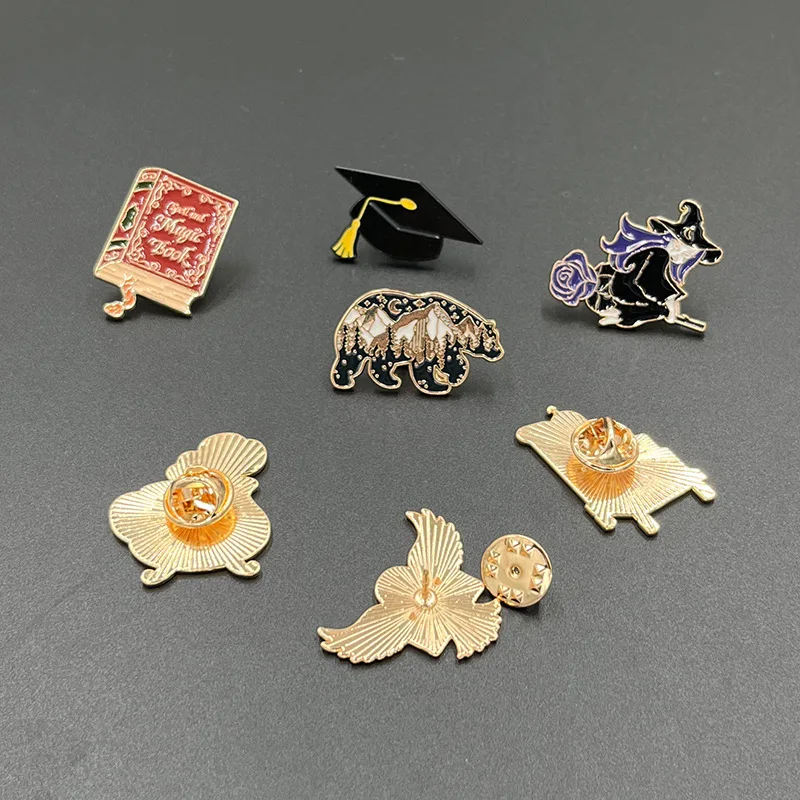 دبوس زينة جديد مستوحى من الأفل - مراجعة Anime Kingdom Merchandise وسعره